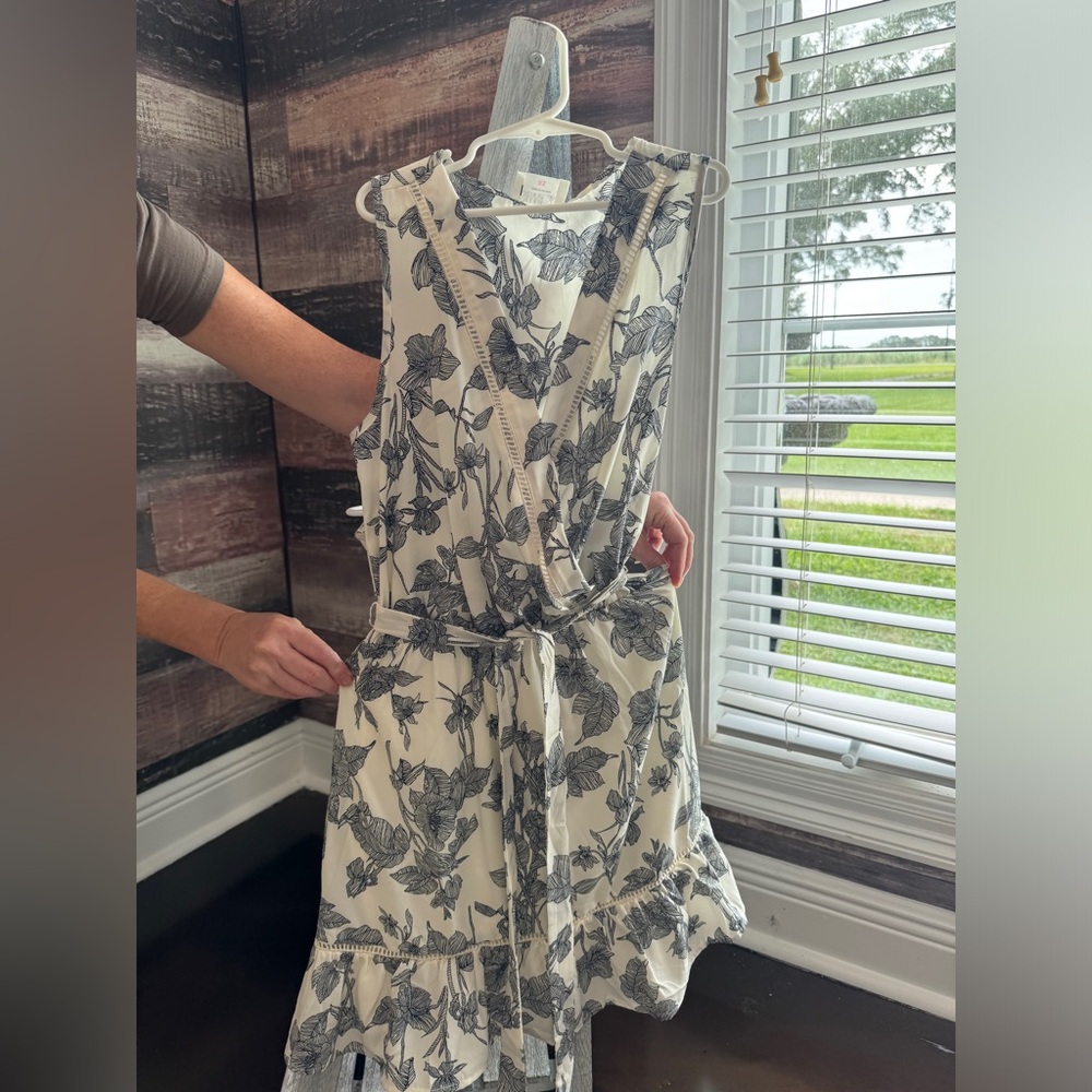 Sleeveless black and white print dress